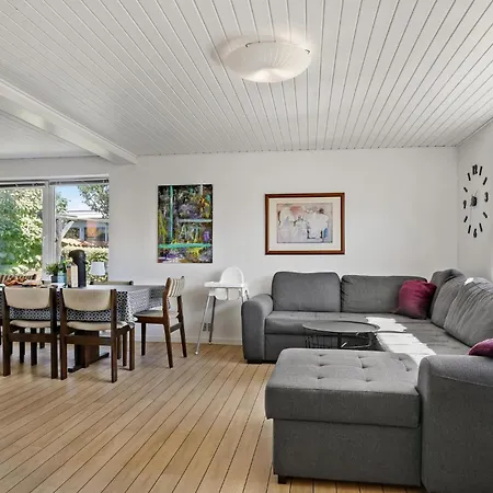 5 Bedroom Pet Friendly Home In Strandby